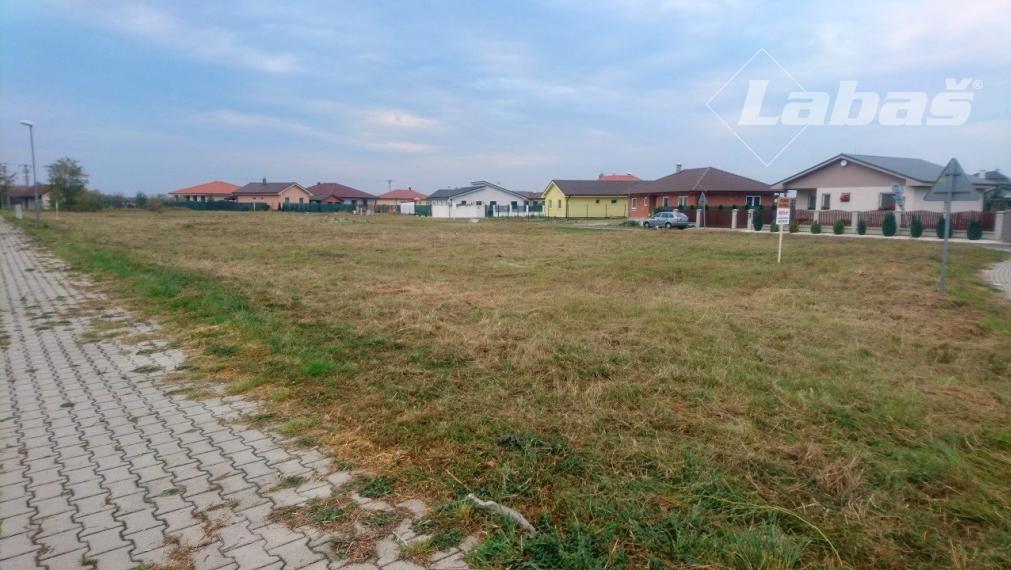 Predaj stavebného pozemku na občiansku vybavenosť, športoviská, tenisové kurty v obci Kvetoslavov