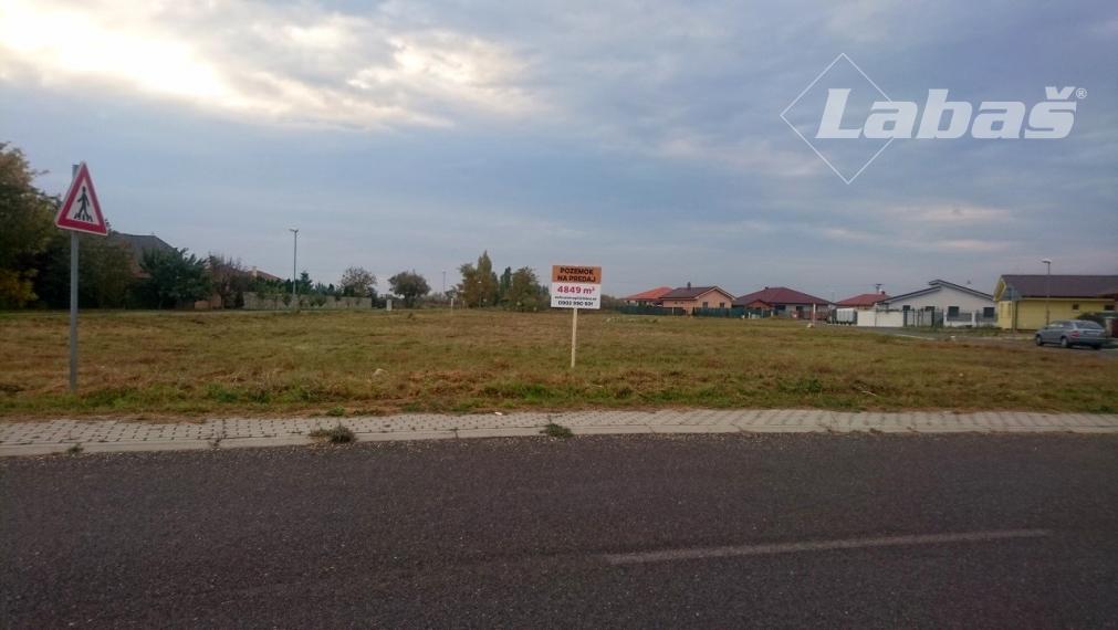 Predaj stavebného pozemku na občiansku vybavenosť, športoviská, tenisové kurty v obci Kvetoslavov