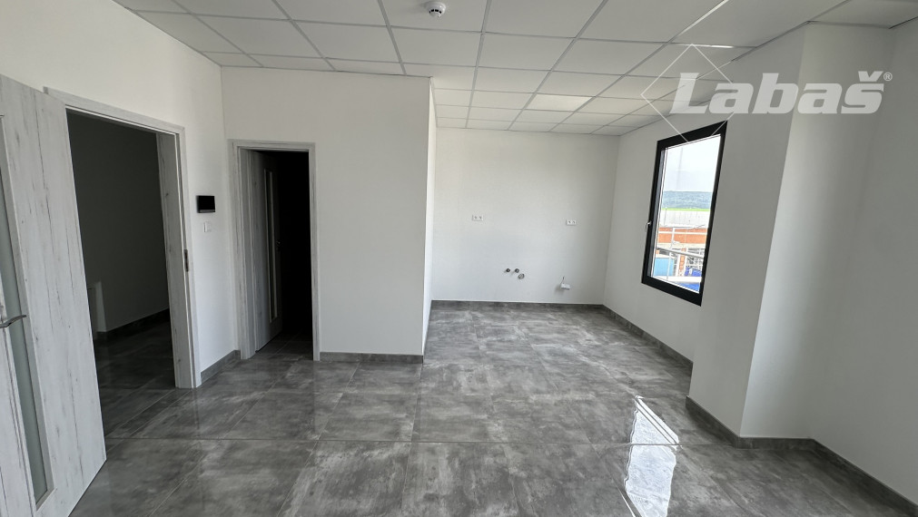 Kancelárske priestory na prenájom skladová hala Petrovany- vysielač