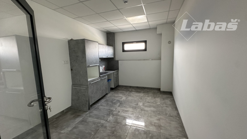 Kancelárske priestory na prenájom skladová hala Petrovany- vysielač