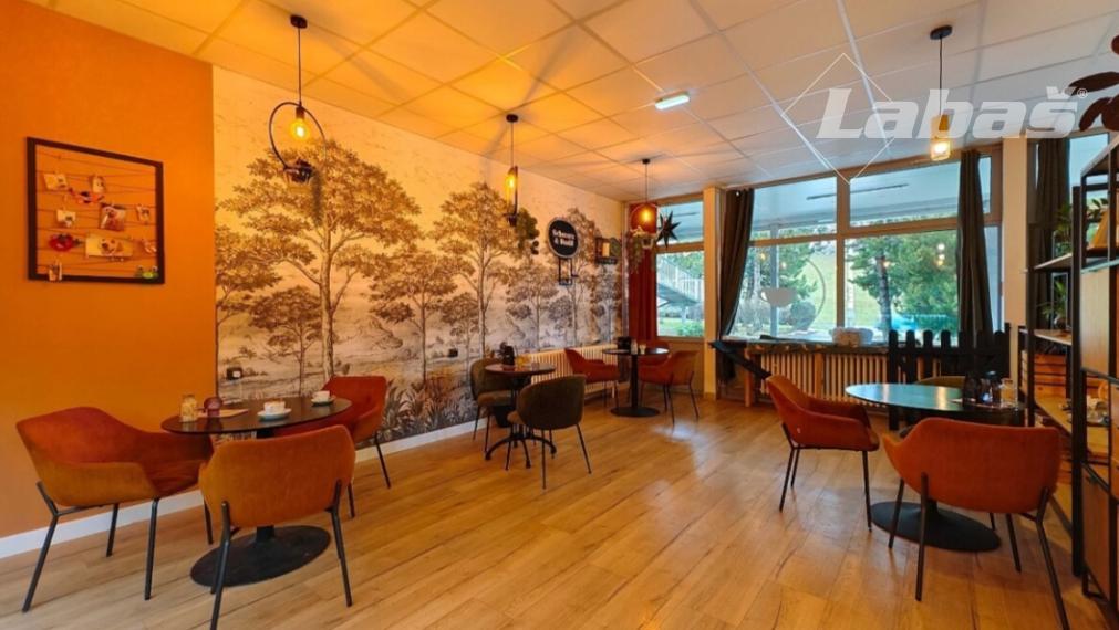 Kaviareň, škôlka a salón pre psíkov  OC Laborec