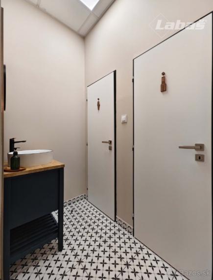 Kaviareň, škôlka a salón pre psíkov  OC Laborec