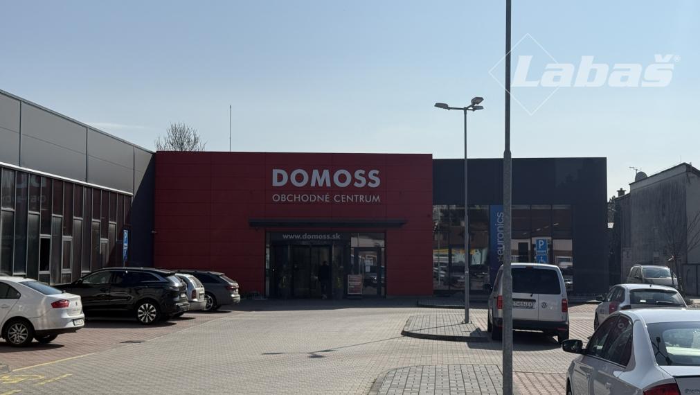 Piešťany, areál bývalá predajňa  Domoss, 1710 m2