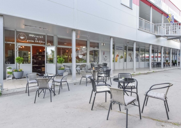 Kaviareň, škôlka a salón pre psíkov  OC Laborec